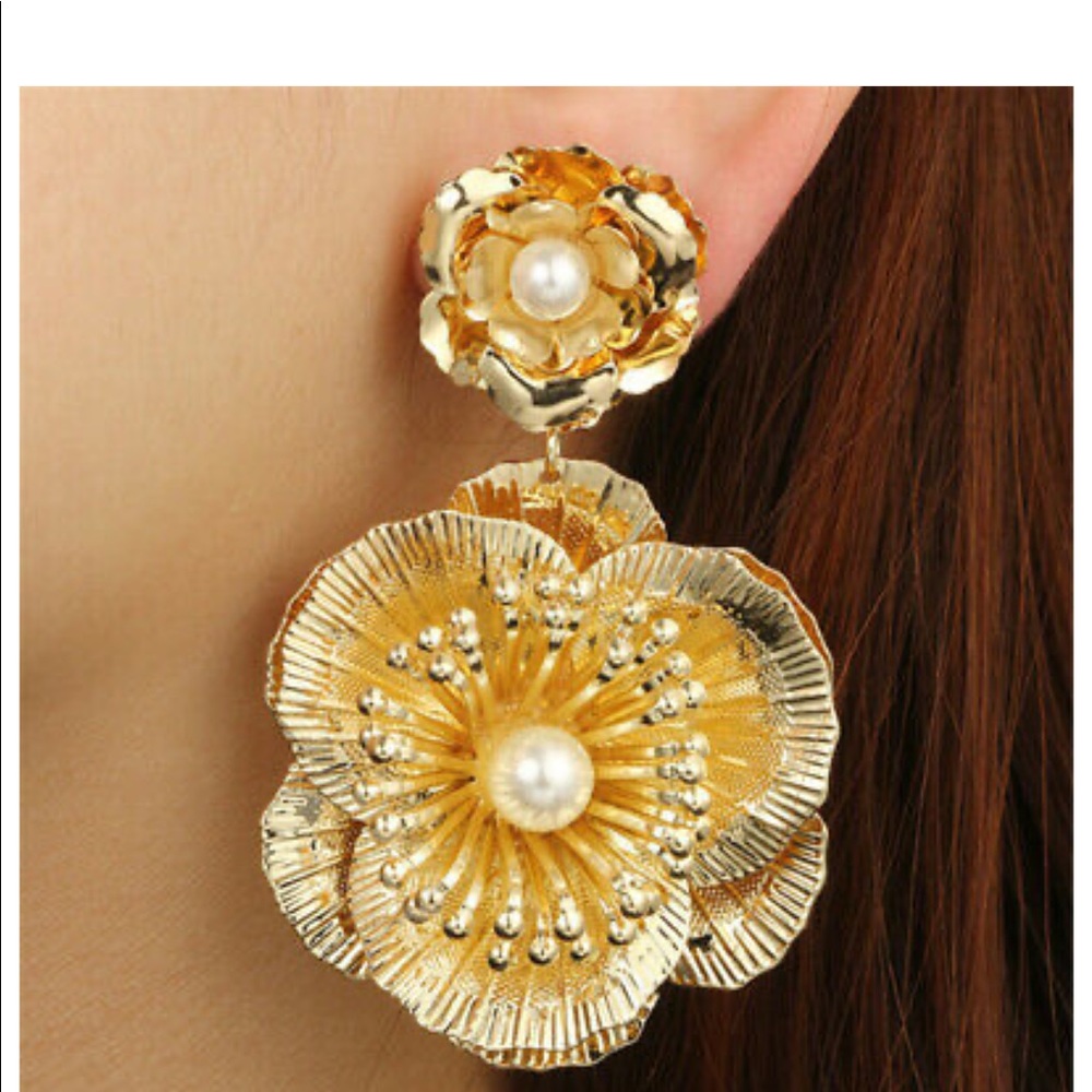 Flower post earrings gold